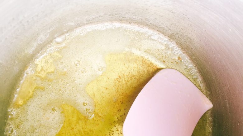 有点小特别，没有杏仁粉的坚果费南雪,<a style='color:red;display:inline-block;' href='/shicai/ 887'>黄油</a>加热，直至颜色变深，有点焦糖色的感觉，关火让其自然冷却后备用。