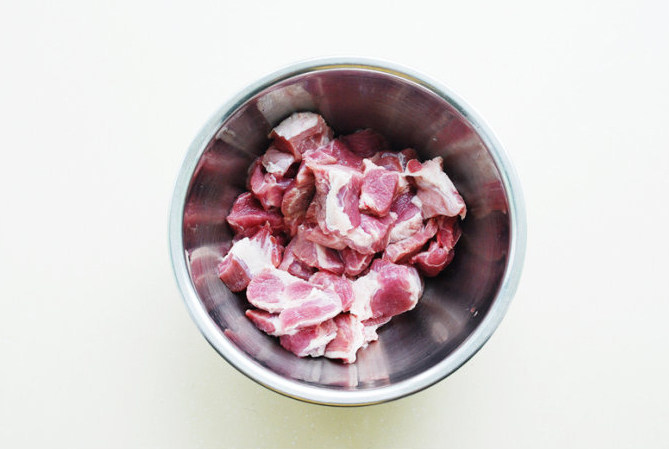 【电烤肉串】,猪颈肩肉洗净,切成2*3cm左右的块;