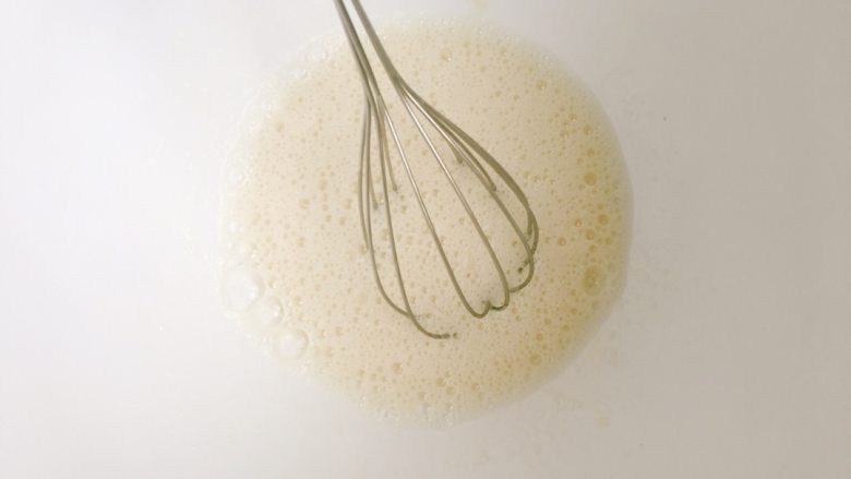 有点小特别，没有杏仁粉的坚果费南雪,搅拌均匀之后，开电动打蛋器最高档打三四秒钟出小细泡即可哦！