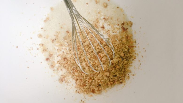 有点小特别，没有杏仁粉的坚果费南雪,加入过筛的<a style='color:red;display:inline-block;' href='/shicai/ 548'>低筋面粉</a>和擀好的坚果粒，搅拌均匀。