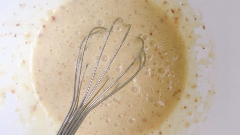 有点小特别，没有杏仁粉的坚果费南雪,搅拌均匀之后放入冷藏室冷藏半小时左右。