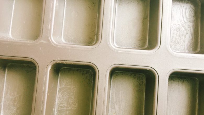 有点小特别，没有杏仁粉的坚果费南雪,模具上涂抹一层黄油，放入冷藏室冷藏半小时左右。