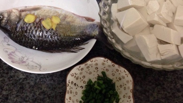 鲫鱼豆腐汤,如图