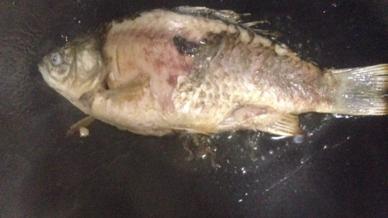鲫鱼豆腐汤,两面煎至金黄