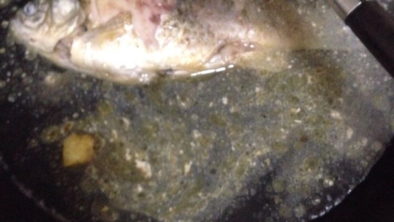鲫鱼豆腐汤,煎好加入一碗水烧开