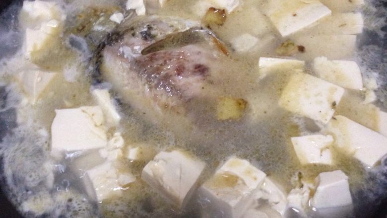 鲫鱼豆腐汤,烧开后放入豆腐一起煮10分钟左右