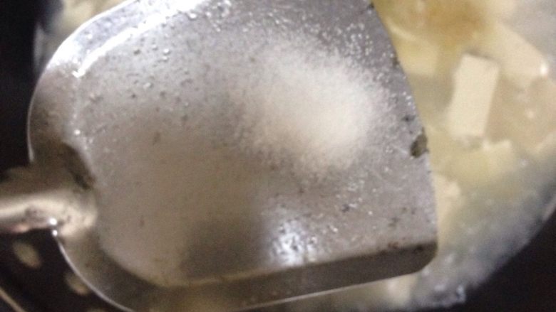 鲫鱼豆腐汤,就可放盐调味即可（可以放点鸡精、因为这是给我女儿吃的所以没放）
