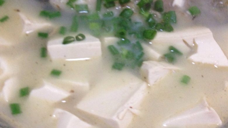 鲫鱼豆腐汤,装碗里撒上葱花即可