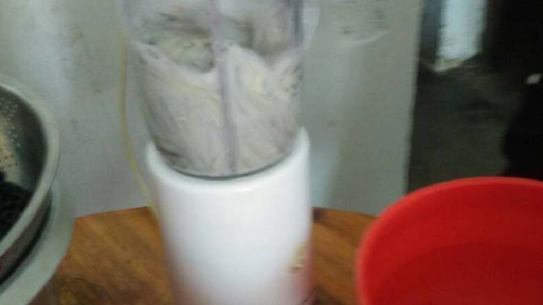 自制黑豆豆腐,一次半碗豆加两碗水加入搅拌机,打到觉得差不多可以了。一次放太多比较难打,所以分开打。