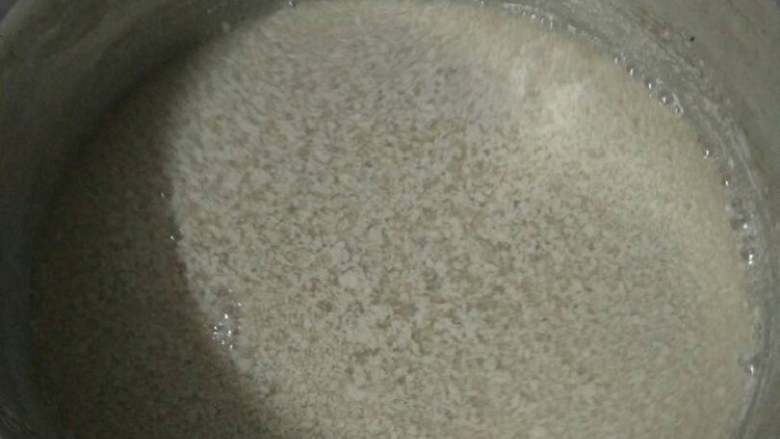 自制黑豆豆腐,直到豆浆变成这样的花状就可以了,静置五分钟。