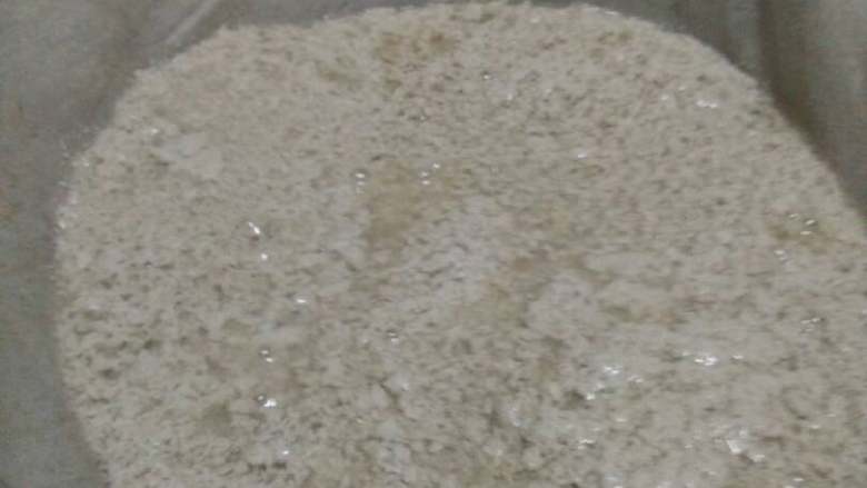 自制黑豆豆腐,准备一个篮子和一块过滤布,滤布铺在篮子上然后把花状的豆浆倒进去。