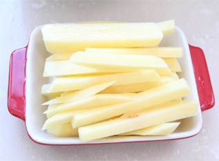 配面就饭两相宜——番茄土豆鲜虾汤,<a style='color:red;display:inline-block;' href='/shicai/ 23'>土豆</a>切条。