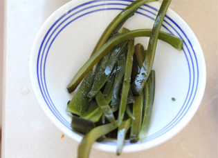 配面就饭两相宜——番茄土豆鲜虾汤,<a style='color:red;display:inline-block;' href='/shicai/ 277'>海带</a>切条。