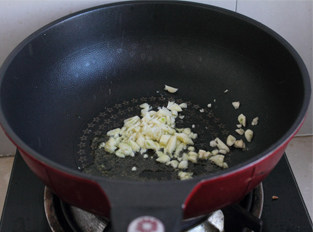 配面就饭两相宜——番茄土豆鲜虾汤,油烧热后放入蒜末煸香，炒到蒜末微微发黄。