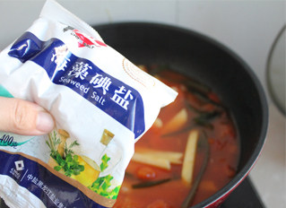 配面就饭两相宜——番茄土豆鲜虾汤,放入少许盐调味。