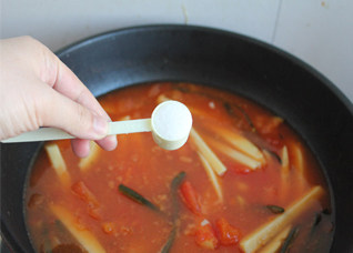 配面就饭两相宜——番茄土豆鲜虾汤,放入少许<a style='color:red;display:inline-block;' href='/shicai/ 10588'>糖</a>调味。