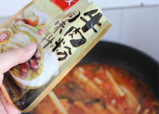 配面就饭两相宜——番茄土豆鲜虾汤,放入牛肉粉或者鸡精调味。