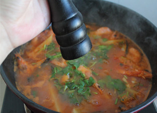 配面就饭两相宜——番茄土豆鲜虾汤,虾熟后，放入<a style='color:red;display:inline-block;' href='/shicai/ 131'>香菜</a>碎调味。