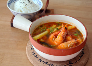 配面就饭两相宜——番茄土豆鲜虾汤,出锅前撒少许现磨黑胡椒粉即可。