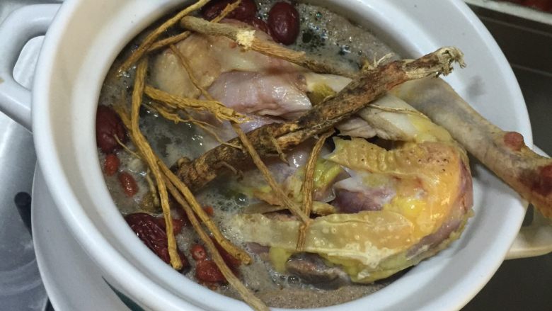 当归黄芪炖鸡,大火炖开后,汤汁全部倒掉。重新加水,加适量盐,大火炖开过后小火炖制两个小时。完成
