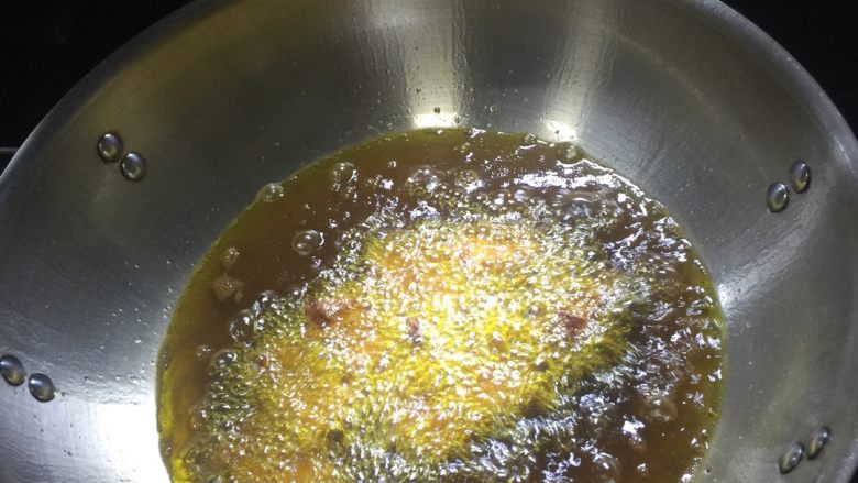 荷叶米粉肉,用油炸一下,每次放几片肉不要一起下锅炸。