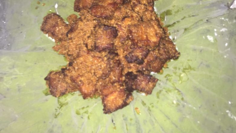 荷叶米粉肉,肉全部炸好后放入米粉料拌匀,<a style='color:red;display:inline-block;' href='/shicai/ 3165'>荷叶</a>要提前用温水浸泡20分钟。