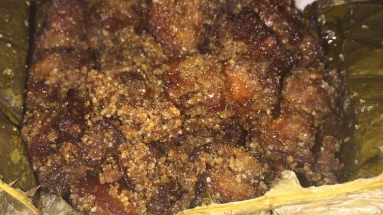 荷叶米粉肉,蒸好后再焖一会就可以了!