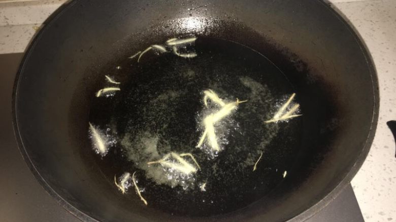红烧鲶鱼片,油锅烧至八成热炸鱼片,注意油温要够热才不会太碎,我的油温还不够所以,还是有点碎了。我在炸鱼的油里放了姜和料酒除腥。
