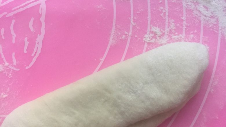 心形椰蓉面包,一个面团包一个馅料,像包包子一样,然后擀成牛舌状。然后再对折