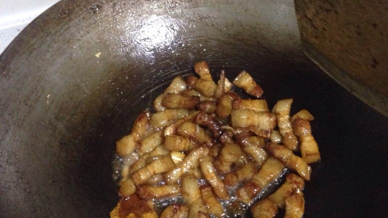 红烧肉,我的糖没有炒很久,所以肉下锅颜色没有挂上,但没关系,还有之后的补救工作,我加了<a style='color:red;display:inline-block;' href='/shicai/ 762'>老抽</a>😏!
肉翻炒一会,加小碗水,加了点<a style='color:red;display:inline-block;' href='/shicai/ 762'>老抽</a>,盐,还有砧板上上次烧小龙虾多的卤料,具体是什么我也不知道,因为家里调料有限,怕肉腥味,所以也加进去了!
