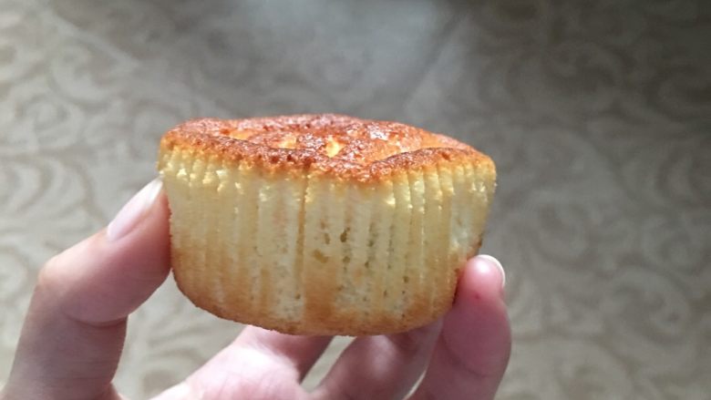 纸杯酸奶蛋糕,冷藏后味道更佳~可表面淋上一层酸奶.更美味