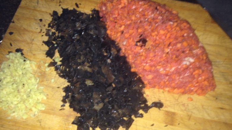 牛肉饺子,所以材料切碎,葱花忘了拍