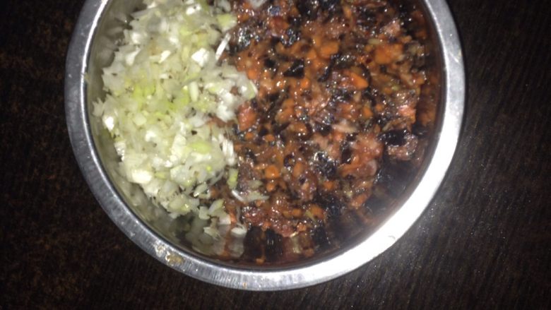 牛肉饺子,所有材料加进去，绞在一起