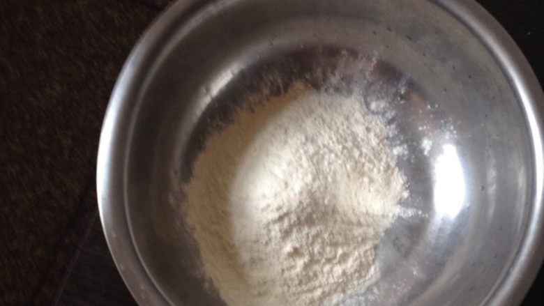 牛肉饺子,倒入面粉准备和面