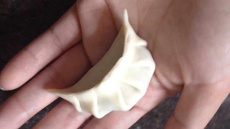 牛肉饺子,包成月牙样