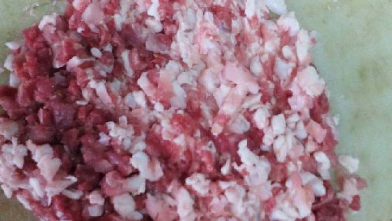 农家酿苦瓜,肉剁成沫,备用