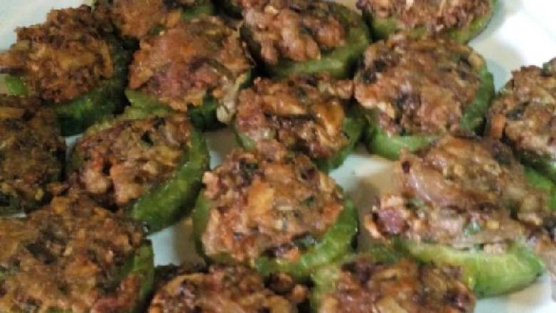 农家酿苦瓜,煎好后,装盘,在锅里蒸10----15分钟,起锅