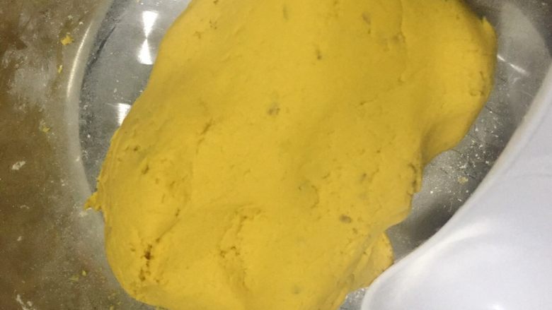 南瓜饼,加入步骤3中的糯米粉,揉成面团