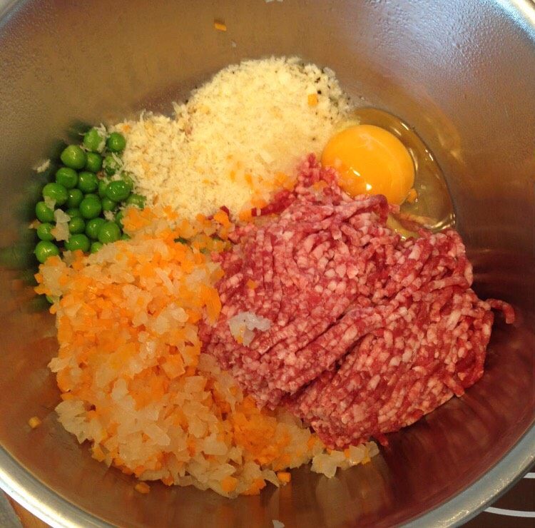 培根肉卷,<a style='color:red;display:inline-block;' href='/shicai/ 29'>洋葱</a>和<a style='color:red;display:inline-block;' href='/shicai/ 25'>胡萝卜</a>切丁，用600W微波2分钟放凉后，和【除<a style='color:red;display:inline-block;' href='/shicai/ 443'>培根</a>和煮<a style='color:red;display:inline-block;' href='/shicai/ 9'>鸡蛋</a>以外】的其它材料一并混合，并加调料。