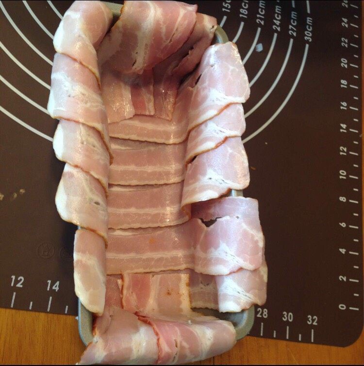 培根肉卷,18CM的长方形烘焙盒里如图铺好培根