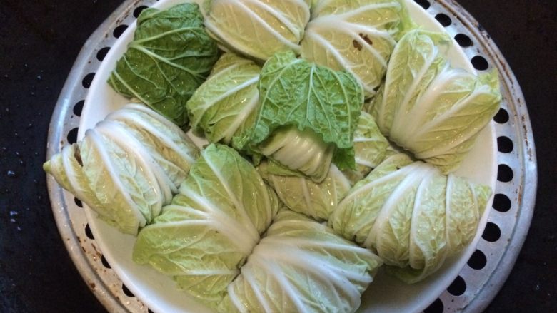 牛/猪肉香菇胡萝卜白菜卷,起锅前，揭开盖子，加入混合均匀的少量芡粉水。盖上盖子，再整5分钟。