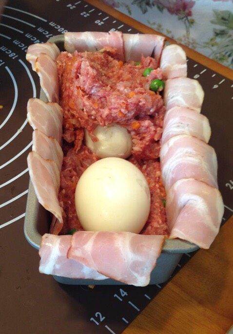 培根肉卷,剩余的肉沫倒进盒里,填平。