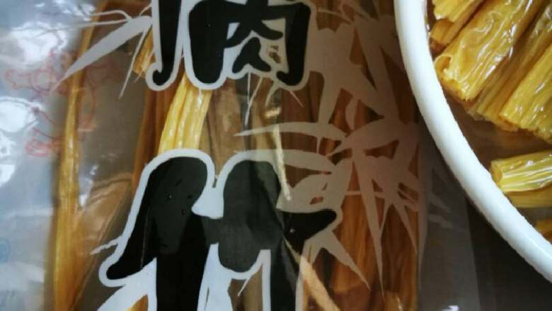 奇香带鱼(腐竹烧带鱼),干腐竹适量。