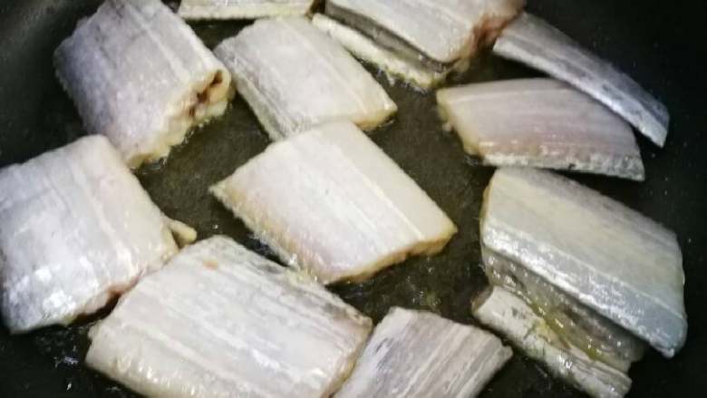 奇香带鱼(腐竹烧带鱼),热油热锅下带鱼煎。(油温要高点)