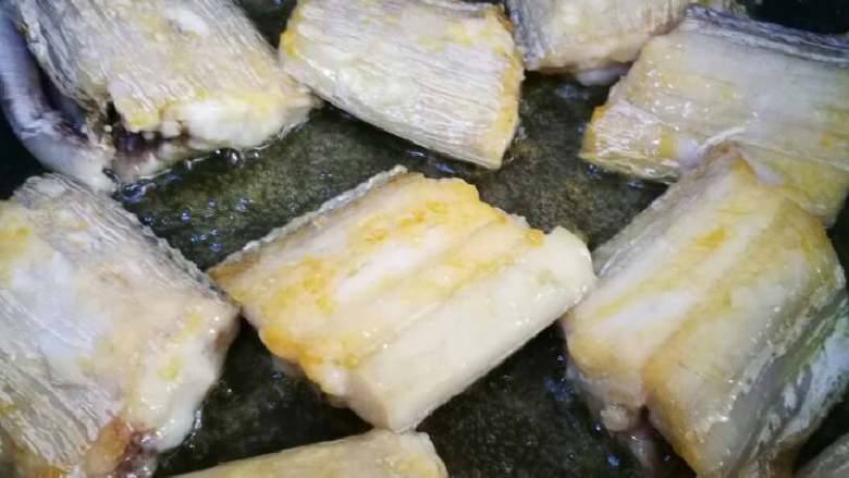 奇香带鱼(腐竹烧带鱼),两面煎黄。
