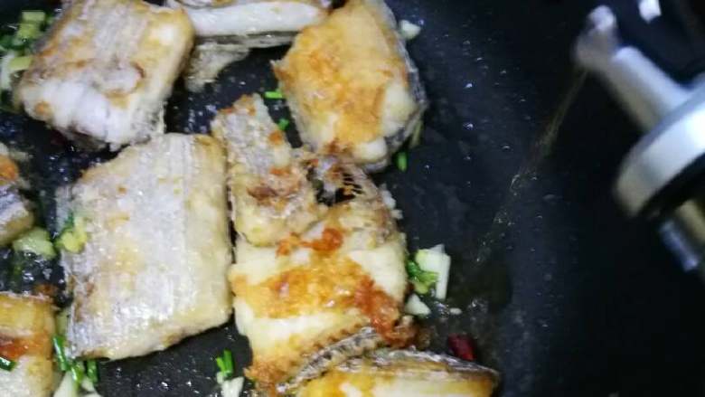 奇香带鱼(腐竹烧带鱼),加入一点醋。(醋和白糖都是起到去腥作用)