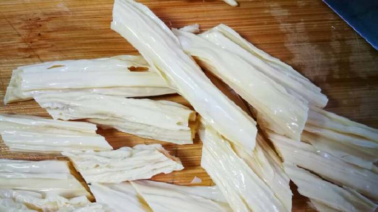 奇香带鱼(腐竹烧带鱼),泡好的腐竹切斜刀段。