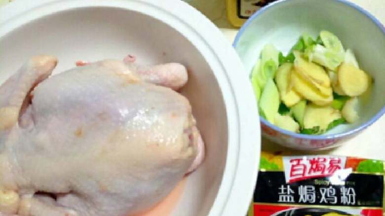 盐焗鸡,
把整鸡清洗干净,先用一点白酒把鸡身里外都揉搓一下,然后把盐焗鸡粉均匀涂抹鸡身,里面也要抹噢,再取适量姜黄粉在鸡身均匀涂抹,倒入葱和姜片,给鸡做一次全身按摩,反复揉搓几次,肚子里也塞一些葱姜,盖上保鲜膜,或者装进保鲜袋,放冰箱腌制三四个小时,如果鸡比较大点,就要延长腌制时间