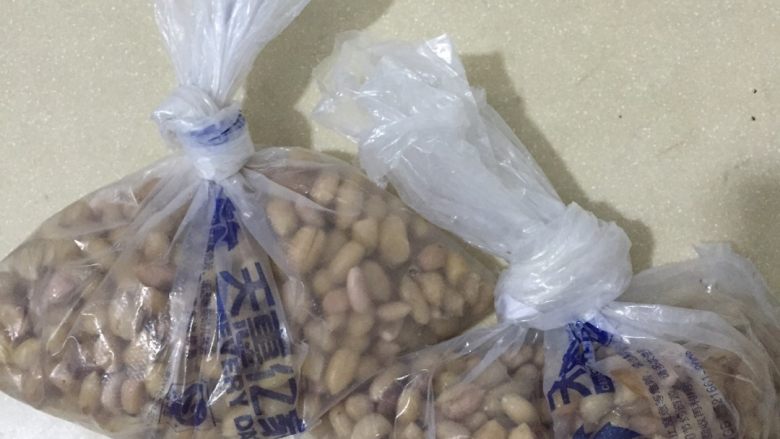 麻辣花生,凉的花生去皮,控干,分2份。分好的花生冷冻至少12小时