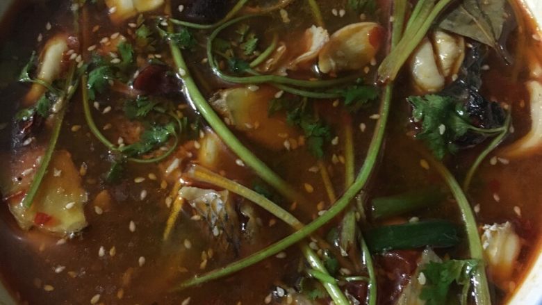 水煮鱼,把鱼洗干净切成片，放淀粉老酒葱姜腌制十分钟，锅烧干放油，在放蒜姜<a style='color:red;display:inline-block;' href='/shicai/ 705'>豆瓣酱</a>炒一会，接着放水，烧开再把鱼片放进去煮开，最后盛出来放芝麻香菜